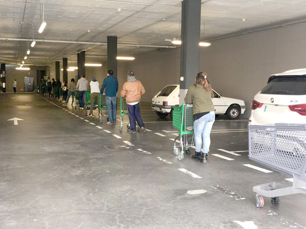 Clientes del supermercado de Mercadona en Nueva Segovia hacían fila en el aparcamiento ayer sábado. / E. A.
