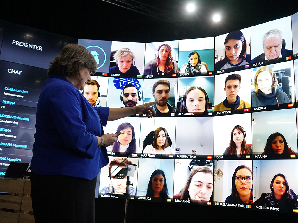 Gayle Allard, profesora de Economía en IE University, conversa con sus alumnos durante una clase online. / R. A.