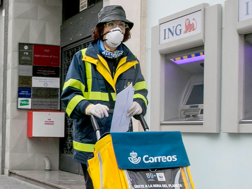 El personal ha trabajado en estado de alarma sin protección que ha llegado, y de forma parcial, esta semana. / EFE