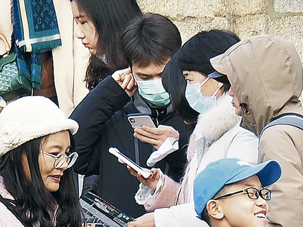 Unos turistas asiáticos con mascarilla, en el entorno del Acueducto. / KAMARERO