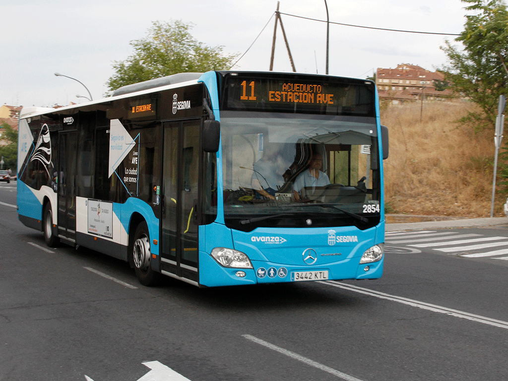 Un autobús urbano circula por la capital. / Nerea Llorente