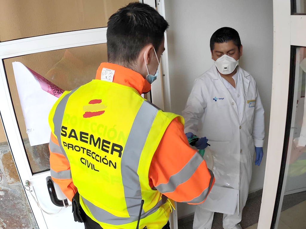Un voluntario de SAEMER PC entrega una pantalla de protección a un profesional sanitario. / E. A.