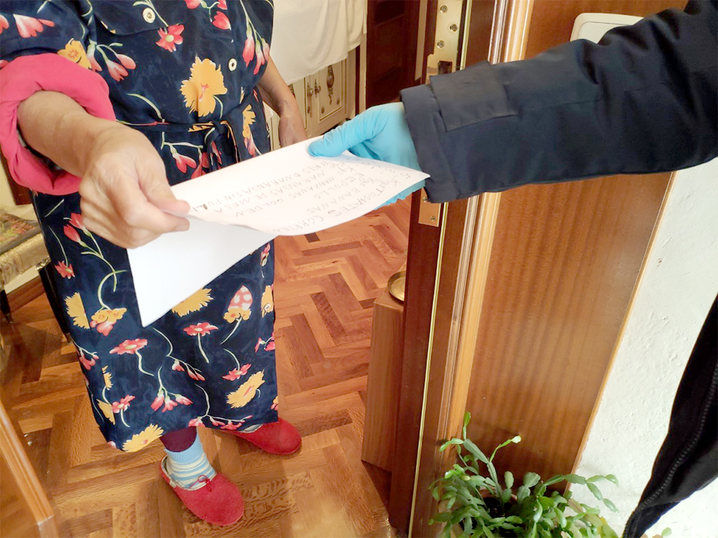 Entrega de la lista de la compra por una usuaria a un operario municipal acreditado. / E. A.