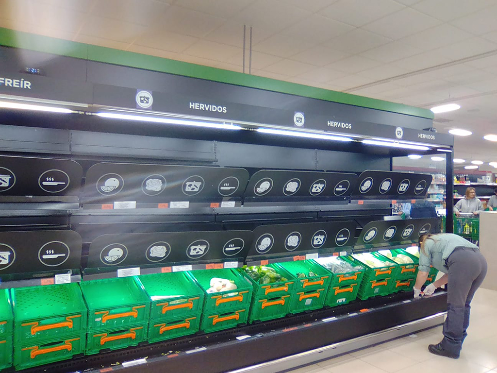 Huecos en los lineales de un supermercado de la capital segoviana. / E. A.