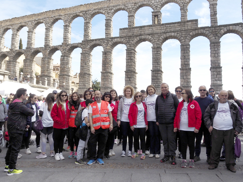 Autoridades y miembros de Cruz Roja Segovia, en la salida de la marcha./NEREA LLORENTE