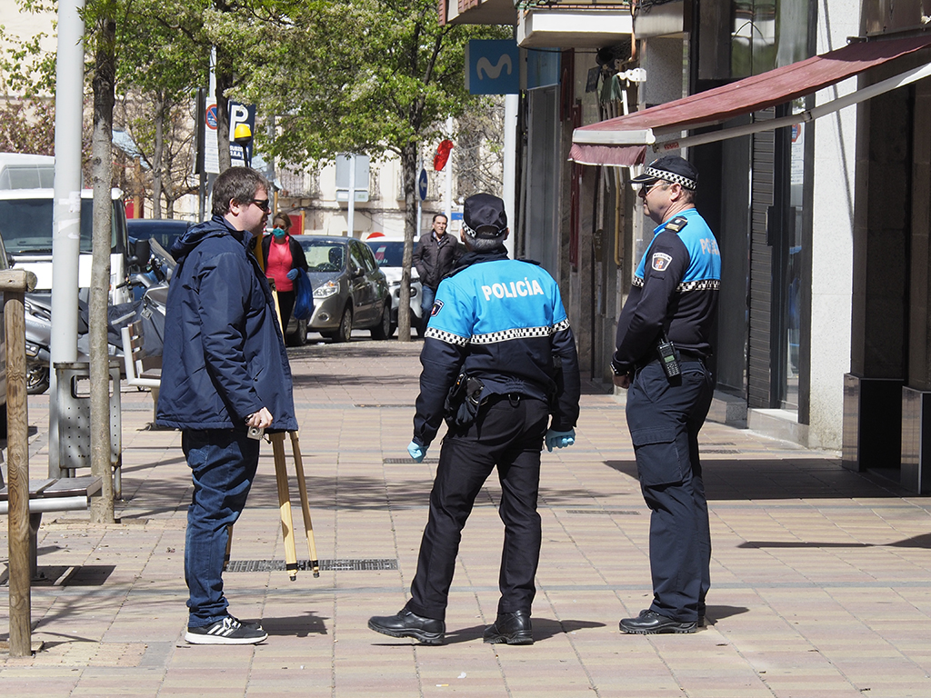 Agentes de Policía Local charlan con un hombre en la calle José Zorrilla. / Nerea Llorente