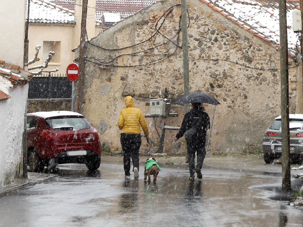 Dos personas pasean a su perro en Hontoria, pese a la recomendación de hacerlo de forma individual. / Nerea Llorente