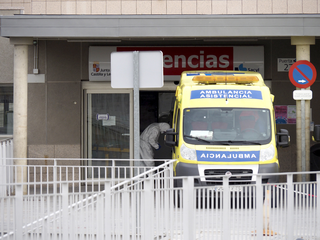 Acceso a Urgencias en el Hospital de Segovia el pasado miércoles por la tarde. / Nerea Llorente