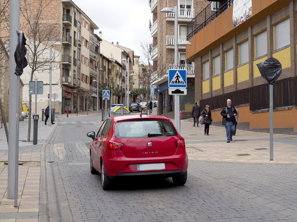 Un vehículo circula por José Zorrilla después del cambio de sentido de la circulación en esta calle. / Nerea Llorente