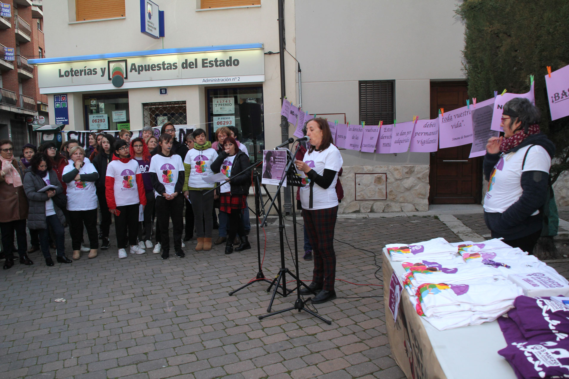 Lectura del manifiesto del 8M por parte de Maite Fuentetaja.