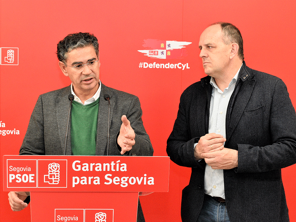 González Ramos y José Luis Aceves, ayer en la sede del PSOE de Segovia. / E. A.