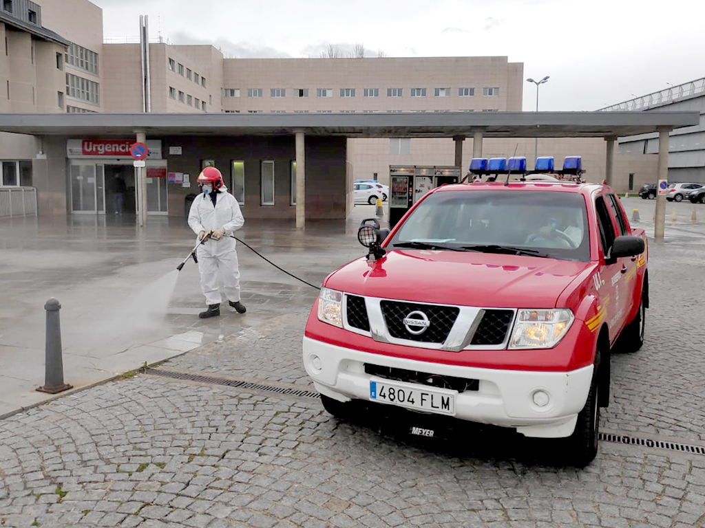 Los voluntarios del cuerpo colaboran desinfectando distintas zonas de la ciudad. / El Adelantado
