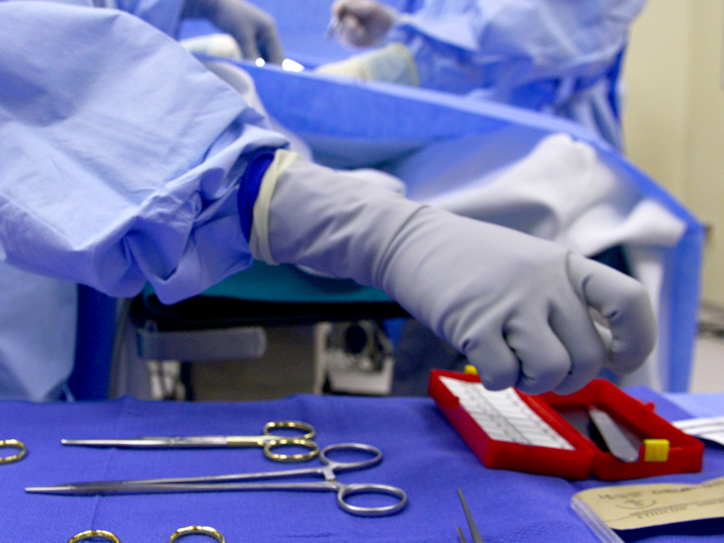 Los guantes de látex son esenciales en los equipos de protección. / E. A.