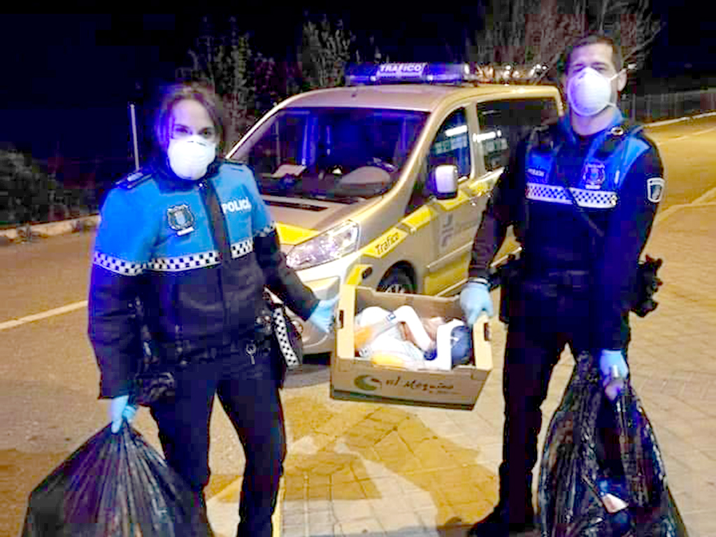 Agentes de la Policía Local con las máscaras de buceo entregadas. / E. A.