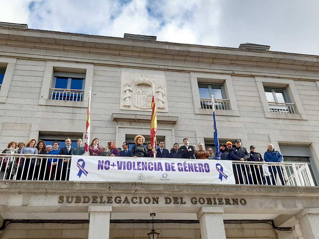 Trabajadores y representantes institucionales posan junto a Lirio Martín tras la pancarta en la que la Subdelegación condena la violencia de género. / EL ADELANTADO