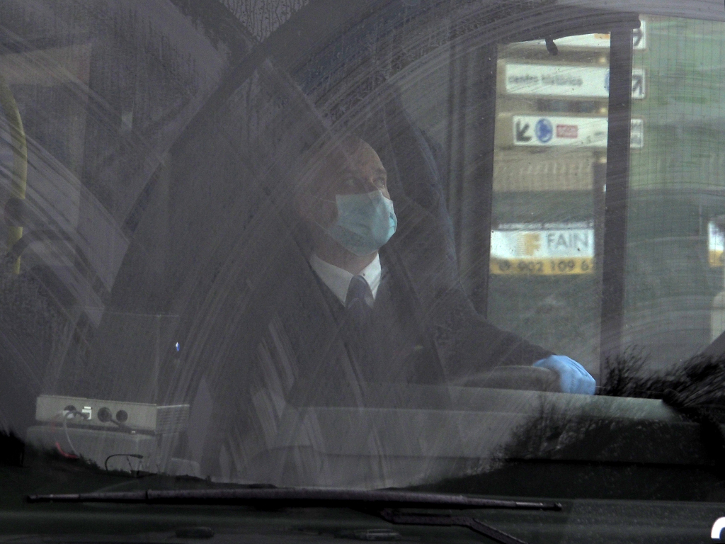 Un conductor con una de las mascarillas de las que dispone la empresa. / Nerea Llorente