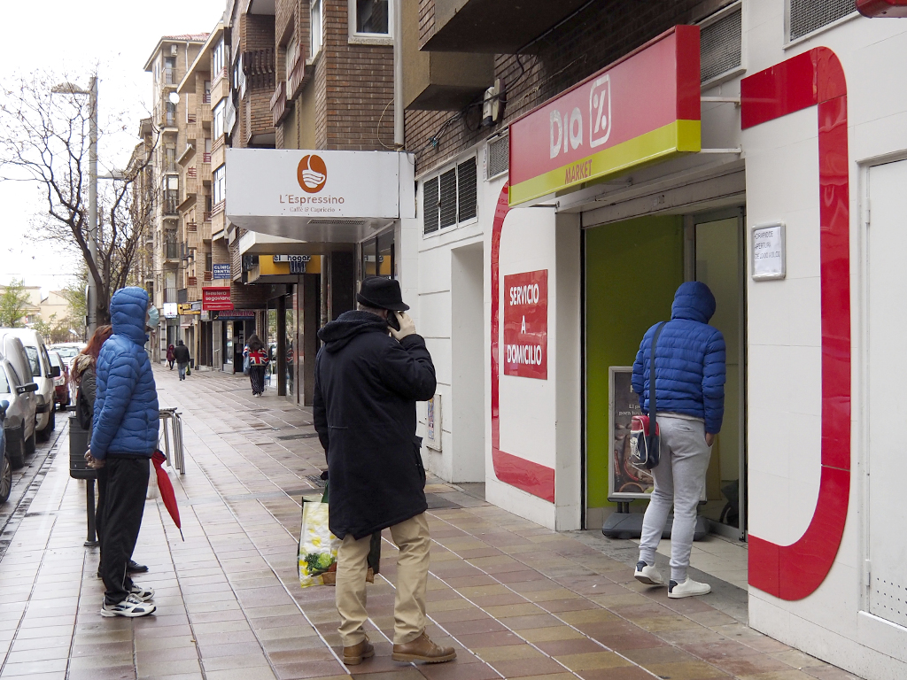 Varios vecinos esperan su turno para entrar en un supermercado de la ciudad. / Nerea Llorente