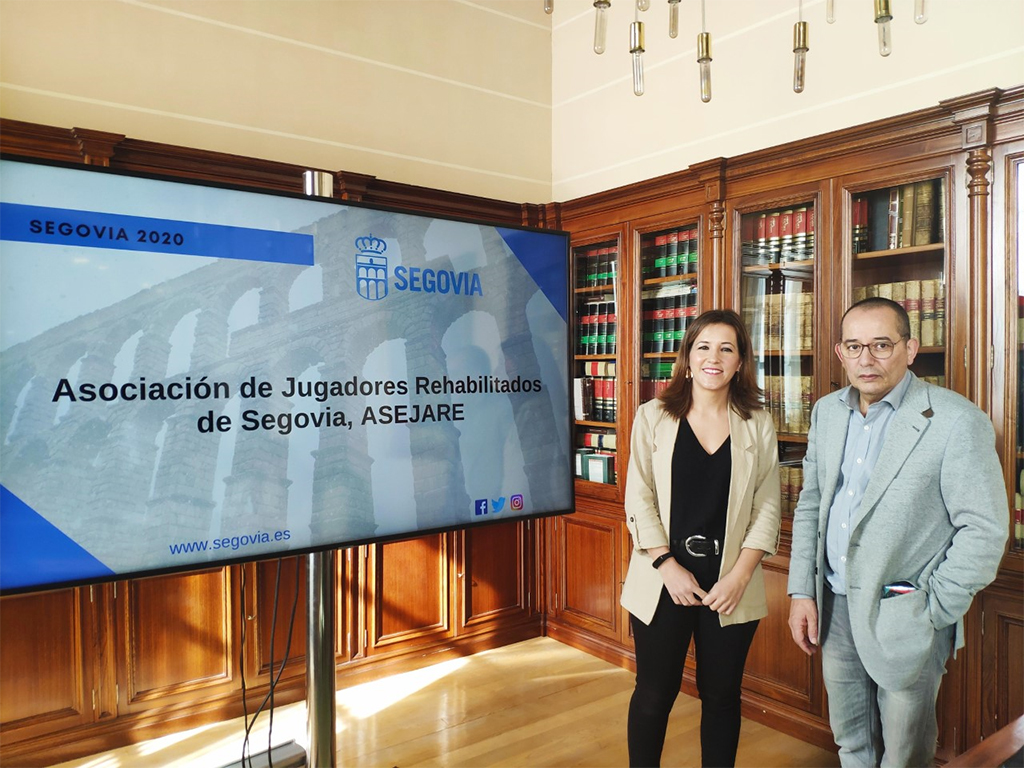 La concejala de Servicios Sociales, Ana Peñalosa, y el presidente de ASEJARE, Ángel Aranzana. / El Adelantado