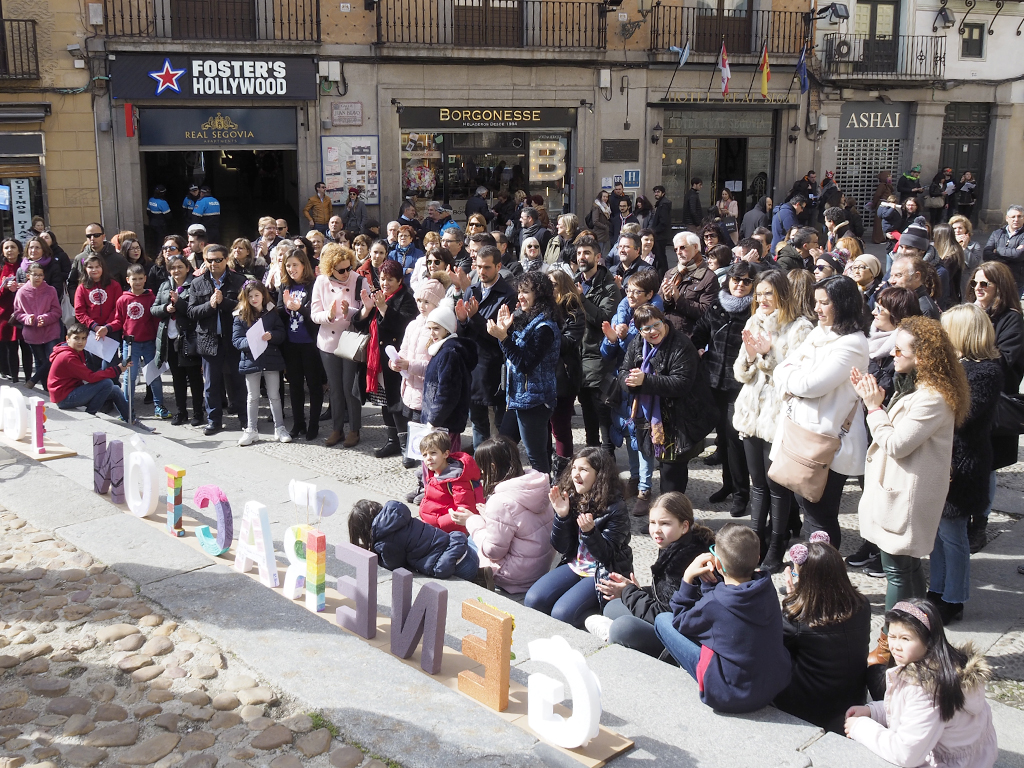 Aplausos tras la lectura del manifiesto con la declaración de Phumzile Mlambo-Ngcuka, directora ejecutiva de ONU Mujeres. /NEREA LLORENTE