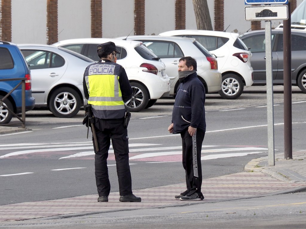 Un agente de policía charla con un vecino de la capital. / Nerea Llorente