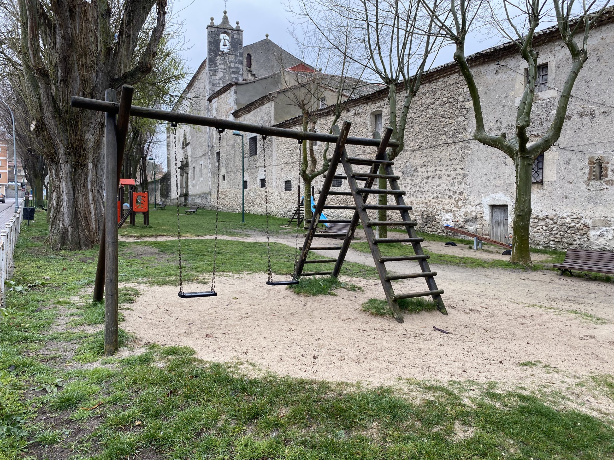 Diez de los 16 parques infantiles de Cuéllar están en muy mal estado.
