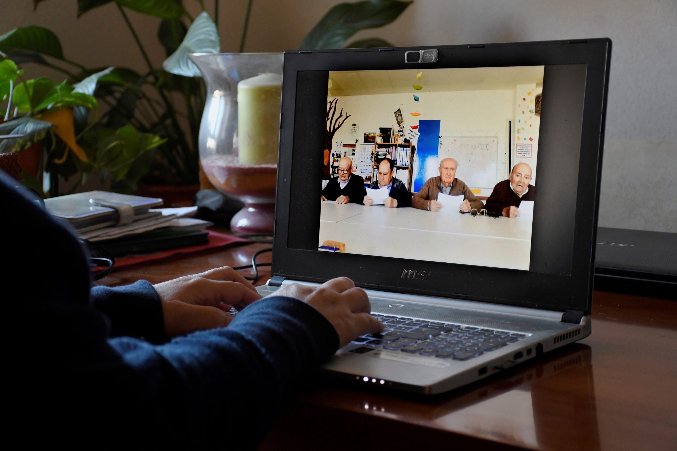 Cuatro residentes en el centro de mayores Los San Pedros, ubicado en el municipio segoviano de San Pedro de Gailos, han montando un informativo en directo en el que con humor cuentan varias noticias del 'Mundo Today'. EFE