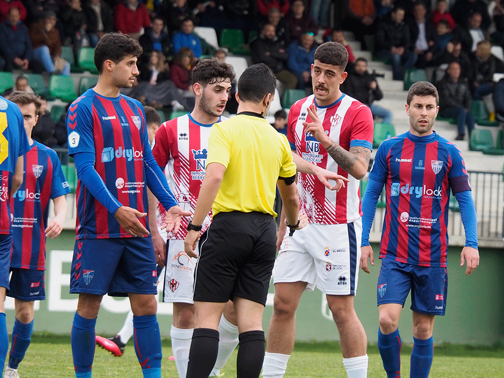 Los jugadores de Segoviana y Bembibre se dirigen al árbitro en un momento de su partido./ NEREA LLORENTE