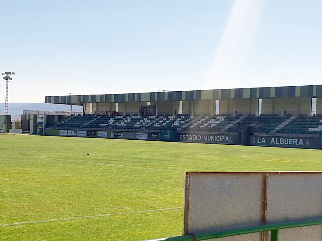 Vista parcial del campo de La Albuera, vacío de espectadores antes de un partido./ J.M.
