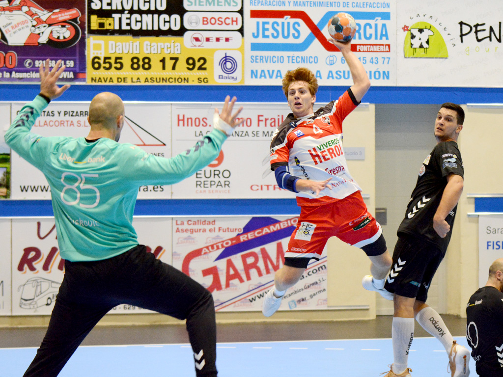 Paco Bernabéu se dispone a lanzar sobre la portería del Cantabria Sinfín en el encuentro jugado en Nava de la Asunción./ AMADOR MARUGÁN