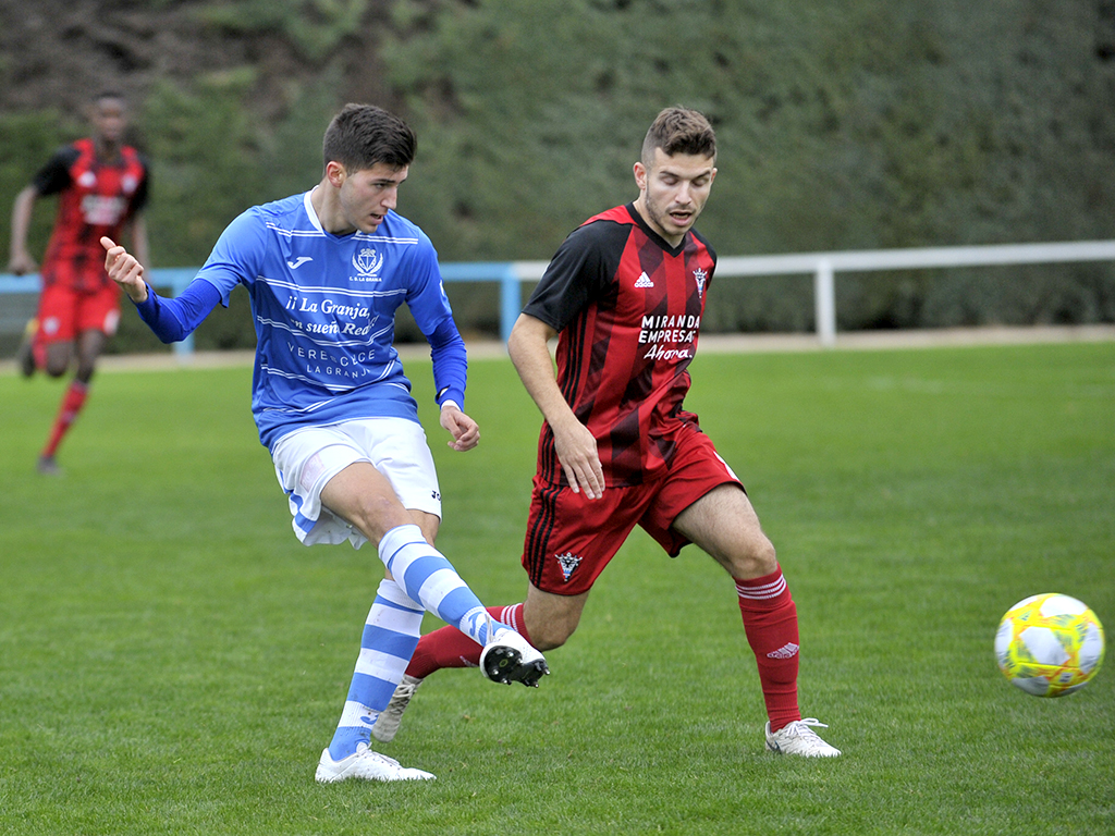 El carrilero del CD La Granja Alejandro Cuadrillero ‘Cuadri’ da un pase en profundidad. / KAMARERO