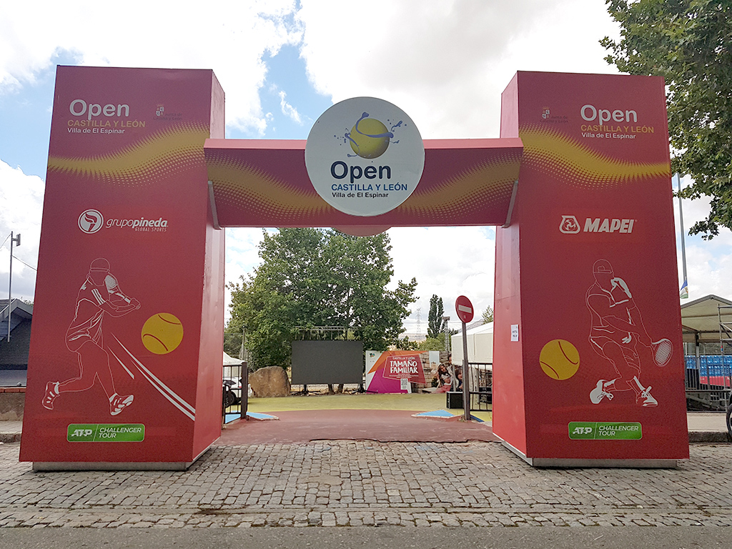 Vista de la puerta de entrada al village del Open Castilla y León./ EDUARDO REDONDO