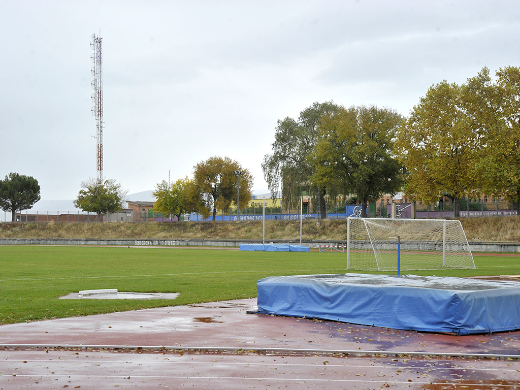 Vista parcial de las pistas de atletismo Antonio Prieto, con el estadio de La Albuera al fondo./ KAMARERO
