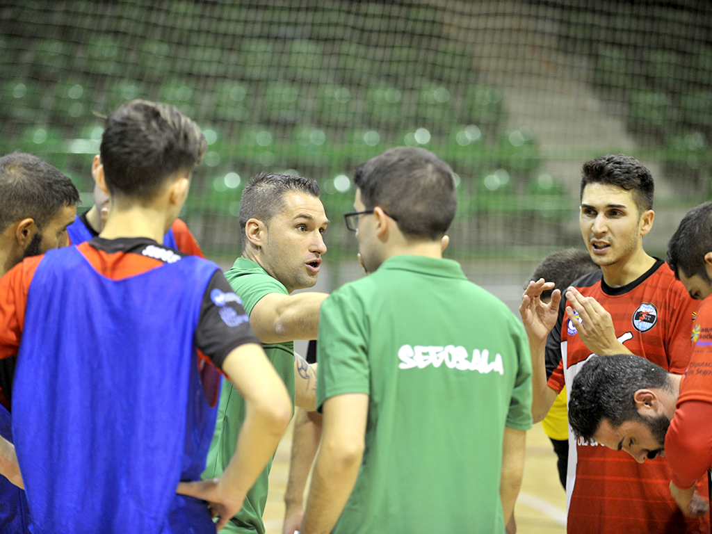 El entrenador del CD Segosala, Ángel Zamora, da instrucciones a sus jugadores en un tiempo muerto. / KAMARERO