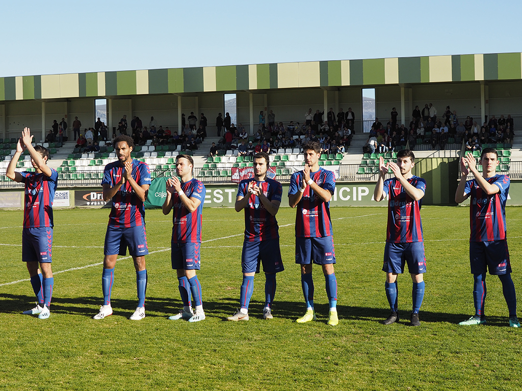 Los jugadores de la Segoviana saludan a los aficionados en su salida al campo antes de disputar un partido./ KAMARERO