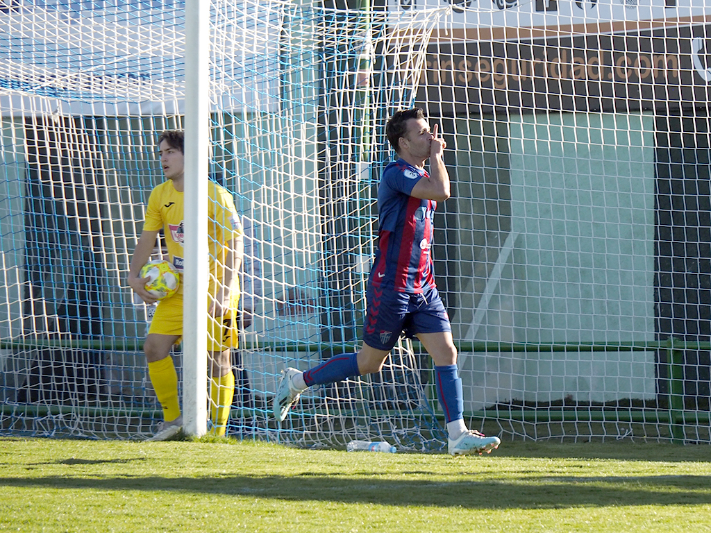 El atacante de la Gimnástica Segoviana Iván Sales celebra un gol esta temporada. / KAMARERO