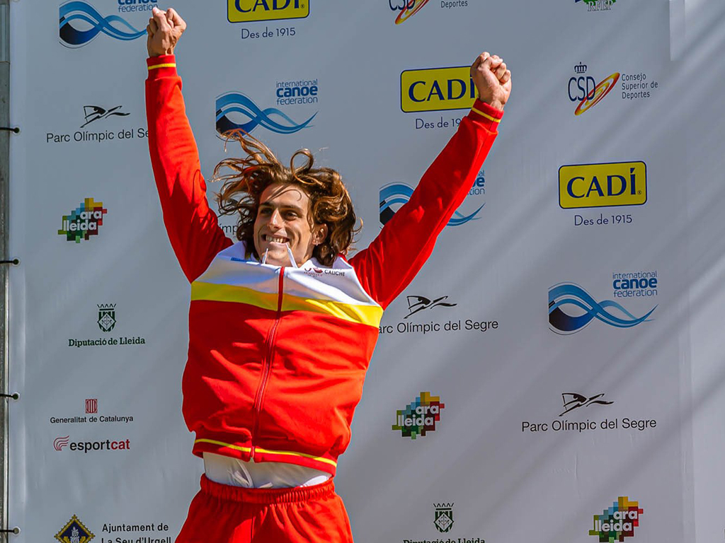 David Llorente, celebrando su plata en el Mundial./ E.A.