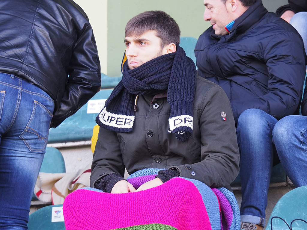 El jugador de la Segoviana Álex Conde, en la grada de La Albuera. / KAMARERO