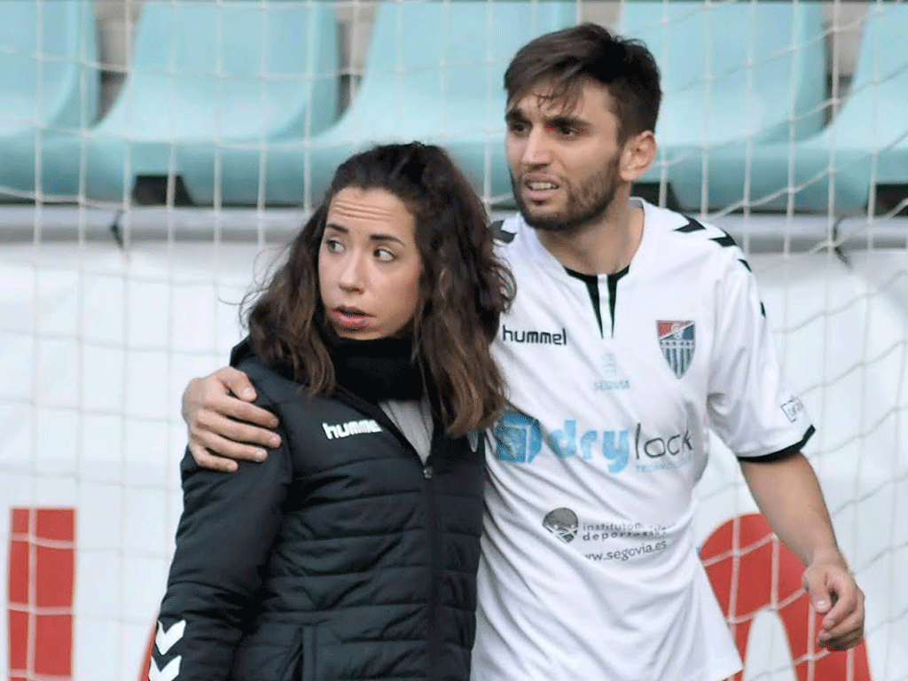 Álex Conde, ayudado por la fisioterapeuta de la Segoviana./ JUAN MARTÍN-GIMNÁSTICA SEGOVIANA