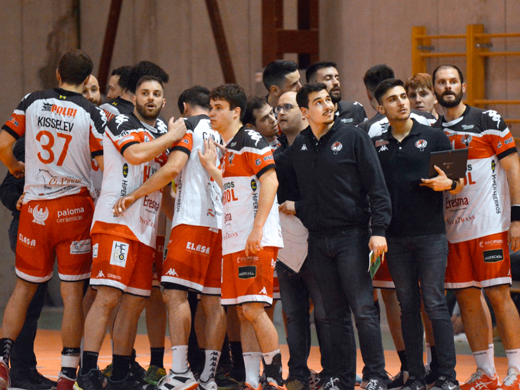 Raúl García (segundo por la derecha) , preparador físico del Viveros Herol Nava, sujeta la tablet en un tiempo muerto del conjunto segoviano./ AMADOR MARUGÁN