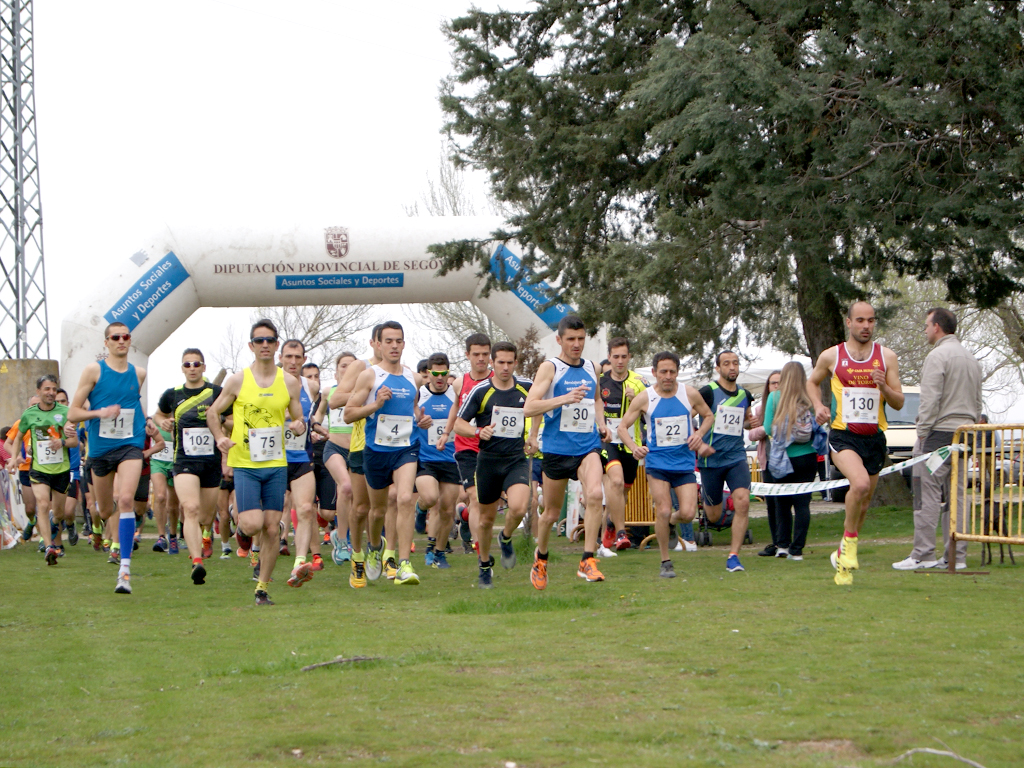 Numerosos corredores toman salida en una edición pasada de la prueba del circuito pedestre provincial ‘Carralagunas’ de Cantalejo. / A.M.