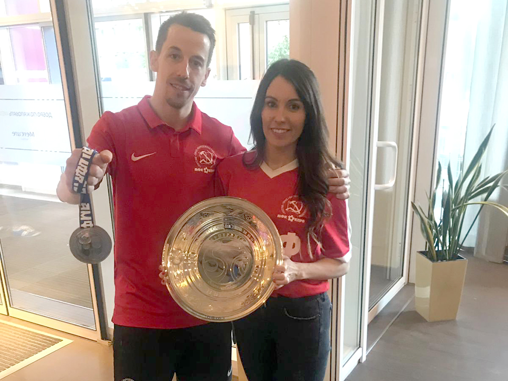 Lin, junto a su mujer Vanessa, tras proclamarse subcampeón de la Súper Liga rusa. / @lin08futsal