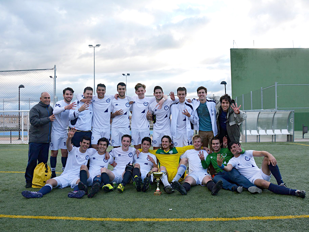 Alumnos de IE University festejan la consecución de un campeonato deportivo. / EL ADELANTADO