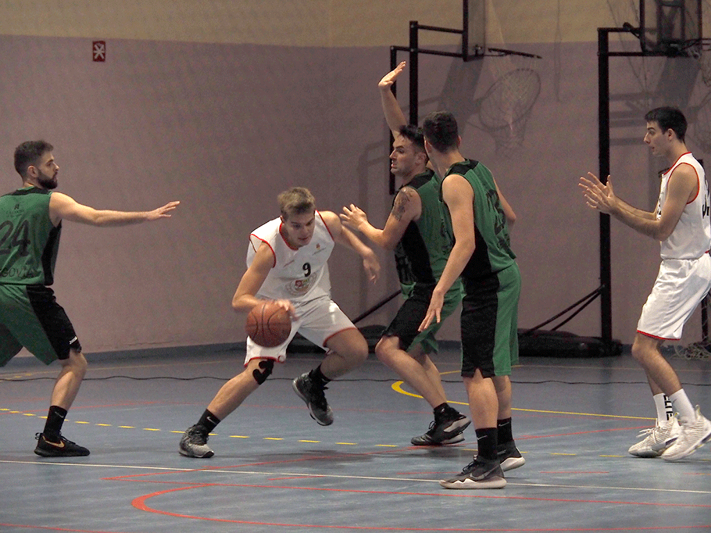 Los jugadores del CD Claret tratan de parar a un rival del CB La Flecha, en un partido de esta temporada. / NEREA LLORENTE