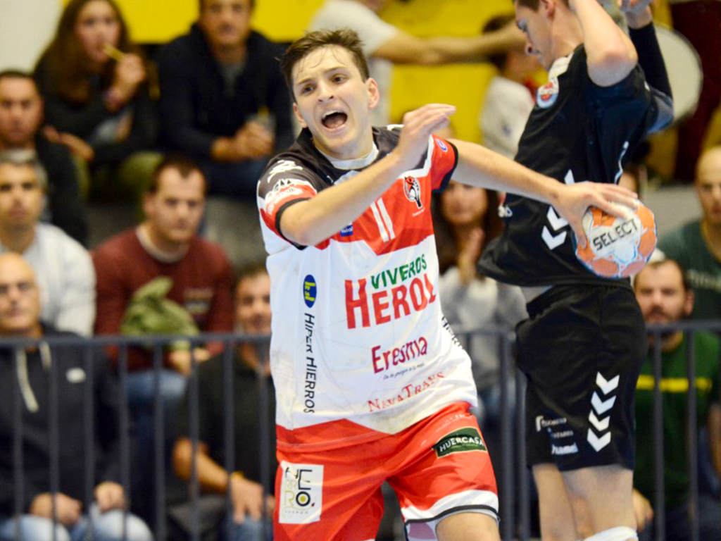 Nicolo se lanza sobre el marco contrario durante un partido del Viveros Herol Nava./ AMADOR MARUGÁN