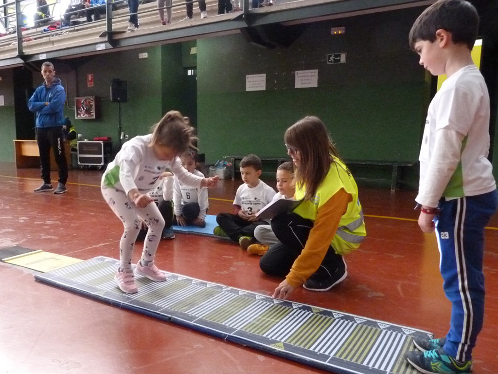 Una monitora, durante una sesión del deporte divertido./ D.P.