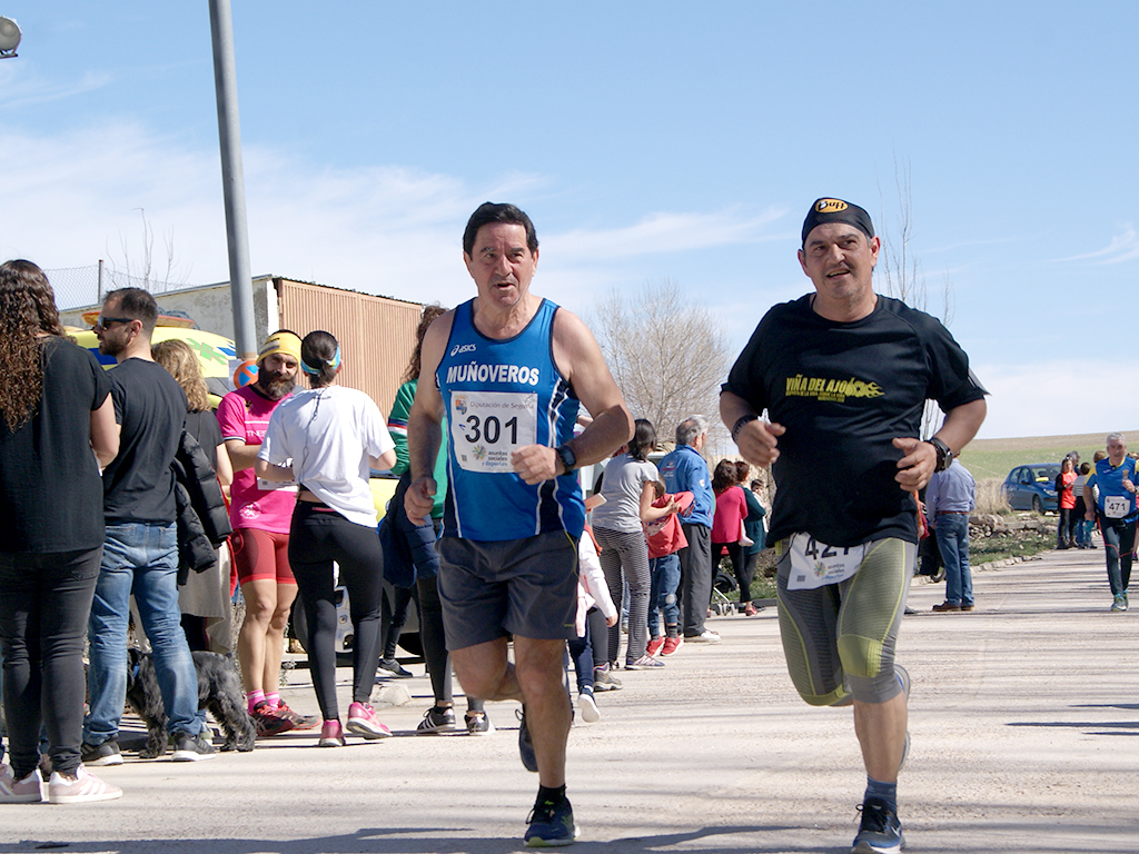 Dos corredores encaran el tramo final de la 'Viña del Ajo' de Muñoveros. / A.M.