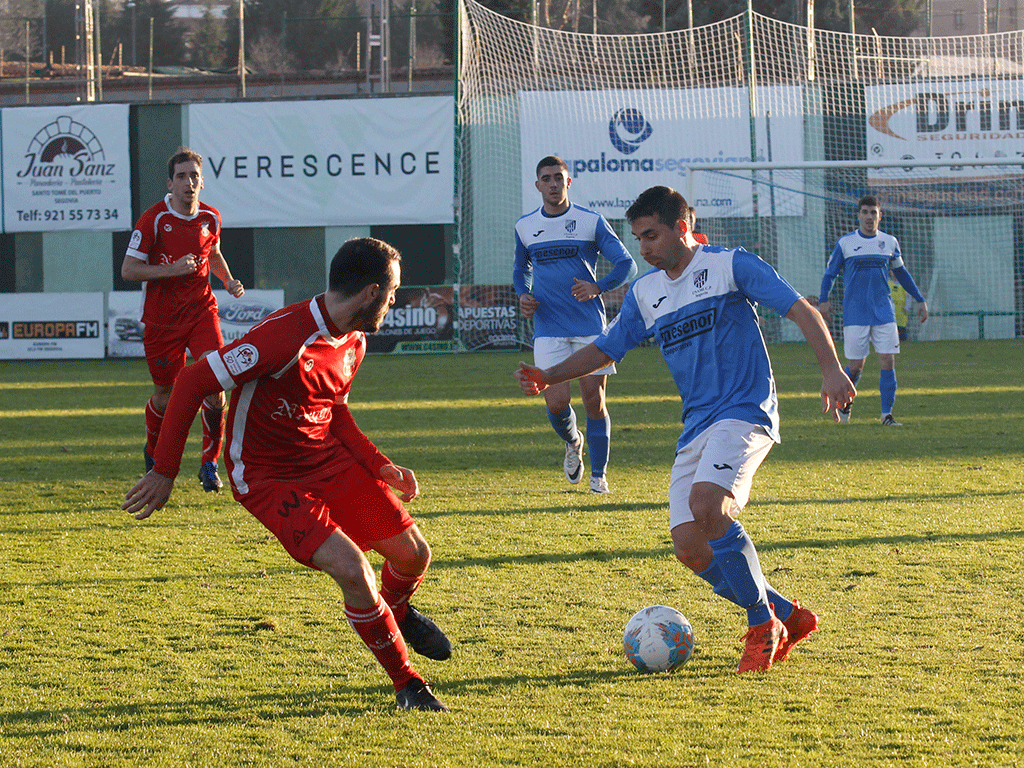 El centrocampista del Unami CP Quino encara a un contrincante, en un partido disputado en La Albuera. / NEREA LLORENTE