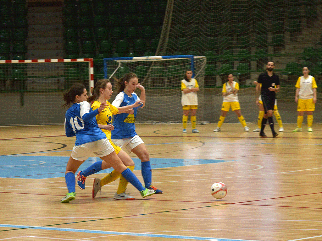 Las jugadoras del Unami CP Laura Usa y María Álvarez tratan de paran una contra del Alcorcón. / ROCÍO PARDOS