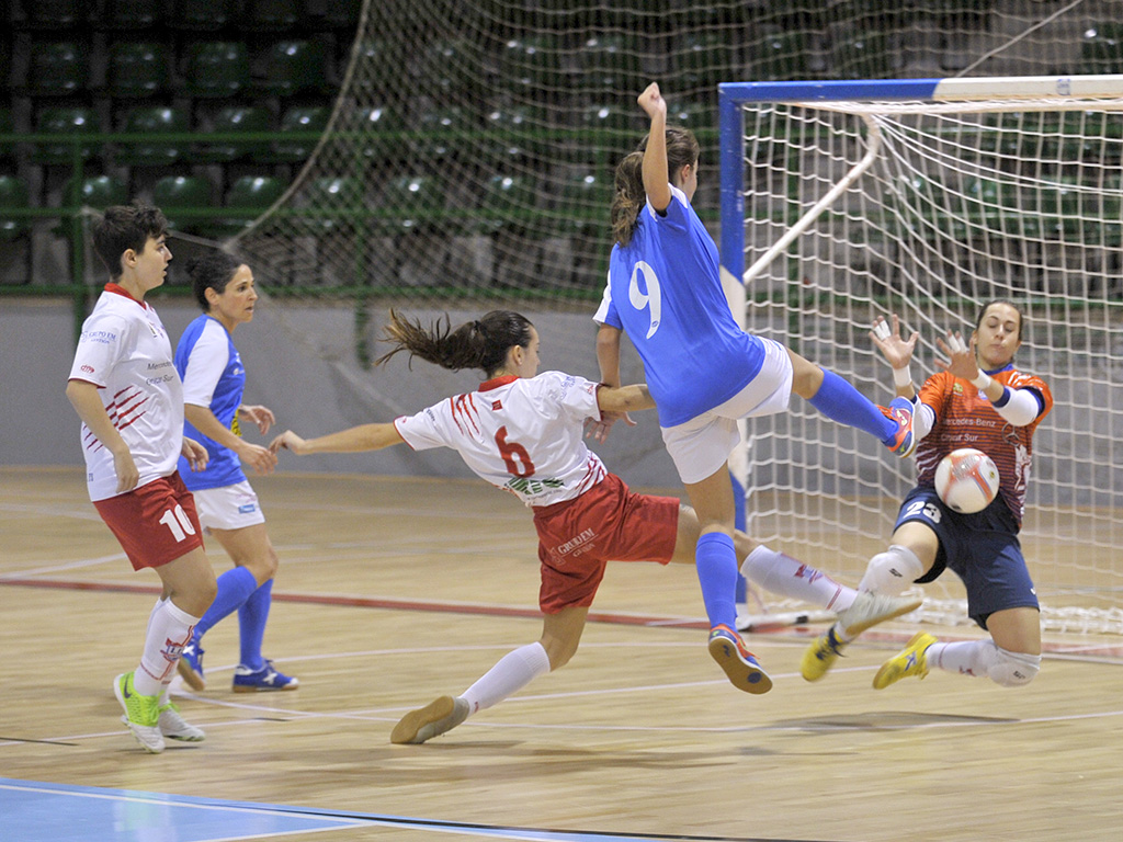 La jugadora del Unami CP María Álvarez remata a puerta frente a la portera del Leganés. / KAMARERO