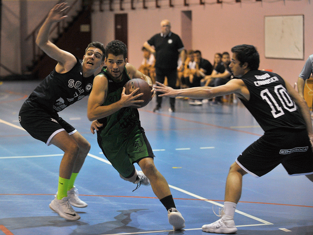 Kevin Cano, del Claret, se dispone a entrar a canasta ante el CB Soria. / KAMARERO